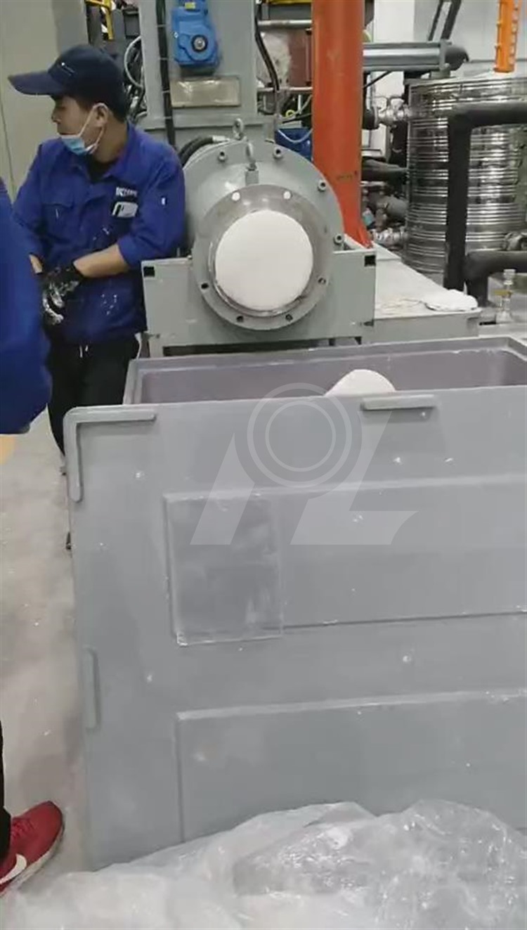 2，上料，捏合精煉